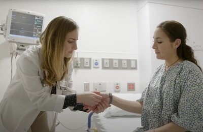 Кодирование Аквилонг в Дрезне Врач держит пациентку за руку